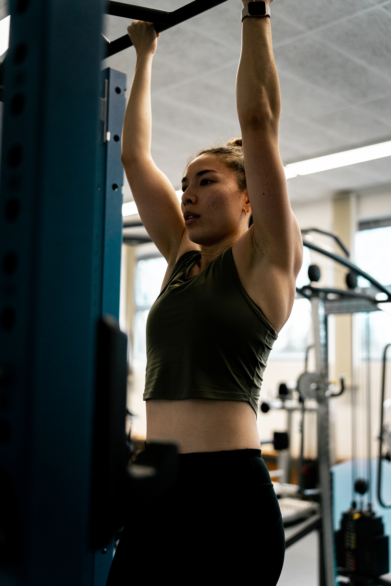 Trainerin Ellise Meyer macht einen Klimmzug